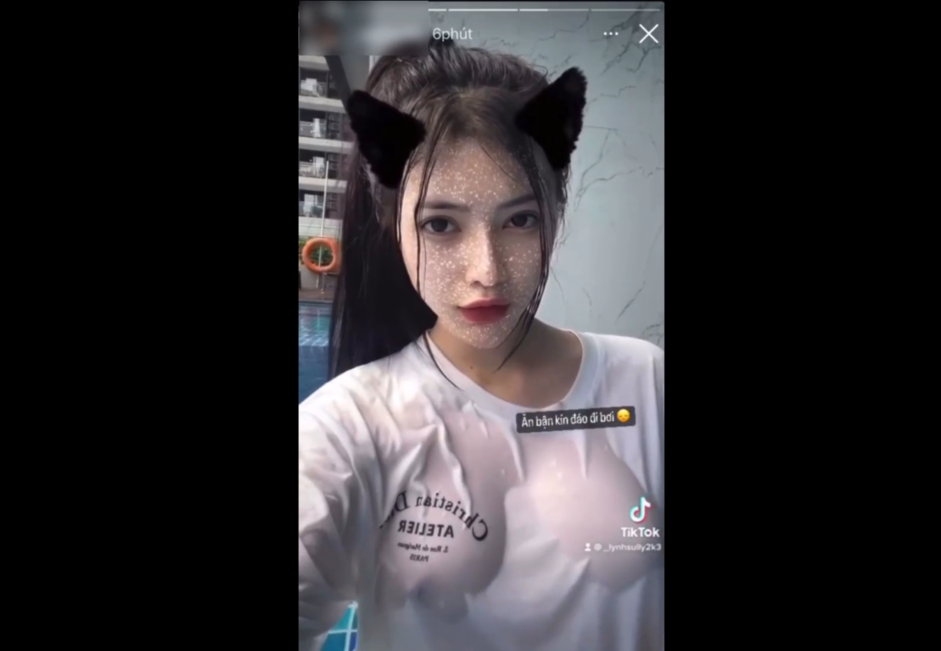 Hot girl Thu Uyên việt nam show hàng trước khi đi tắm